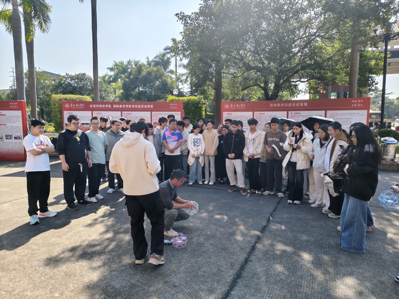 一群人在街道上走
AI 生成的内容可能不正确。