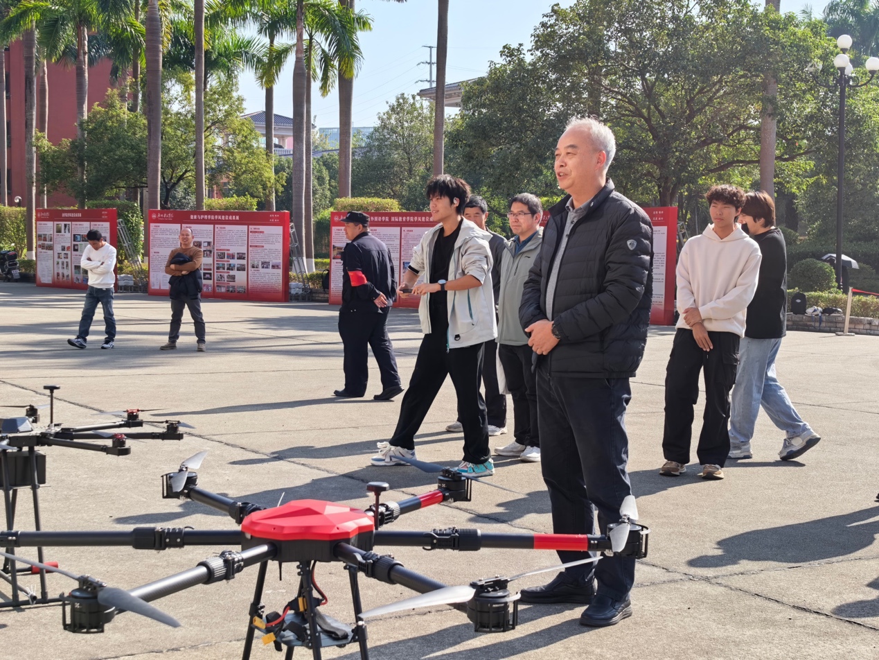 一些人在路上骑自行车
AI 生成的内容可能不正确。