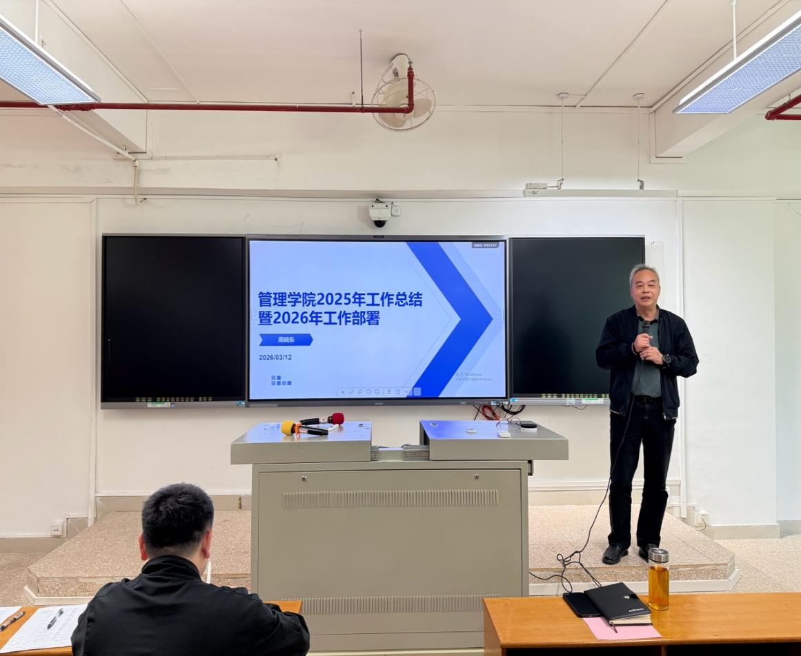 图片包含 室内, 天花板, 男人, 人

AI 生成的内容可能不正确。