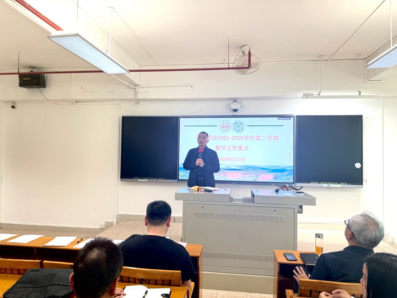 会议室里的人们

AI 生成的内容可能不正确。