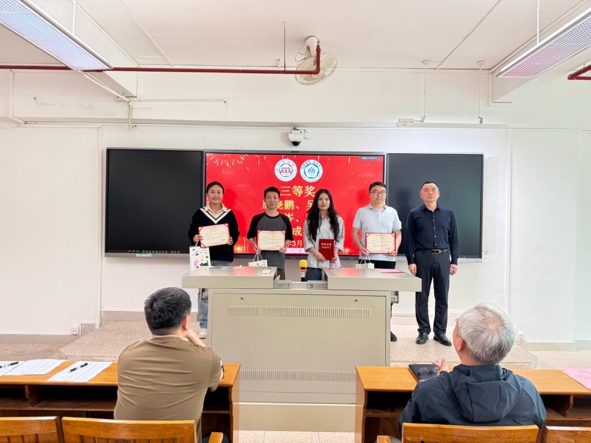 人们在看台上的人在房间里

AI 生成的内容可能不正确。