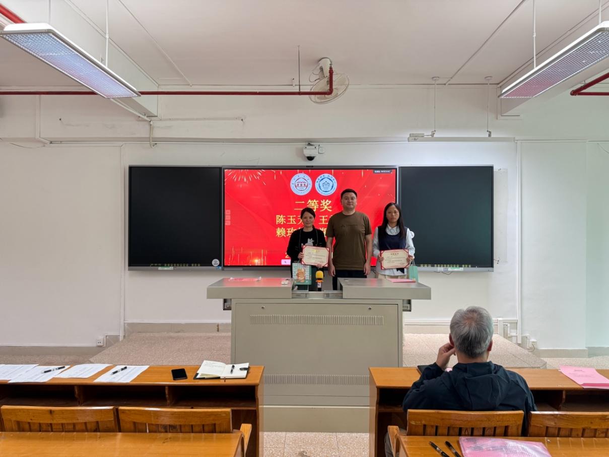 人们在看台上的人在房间里

AI 生成的内容可能不正确。