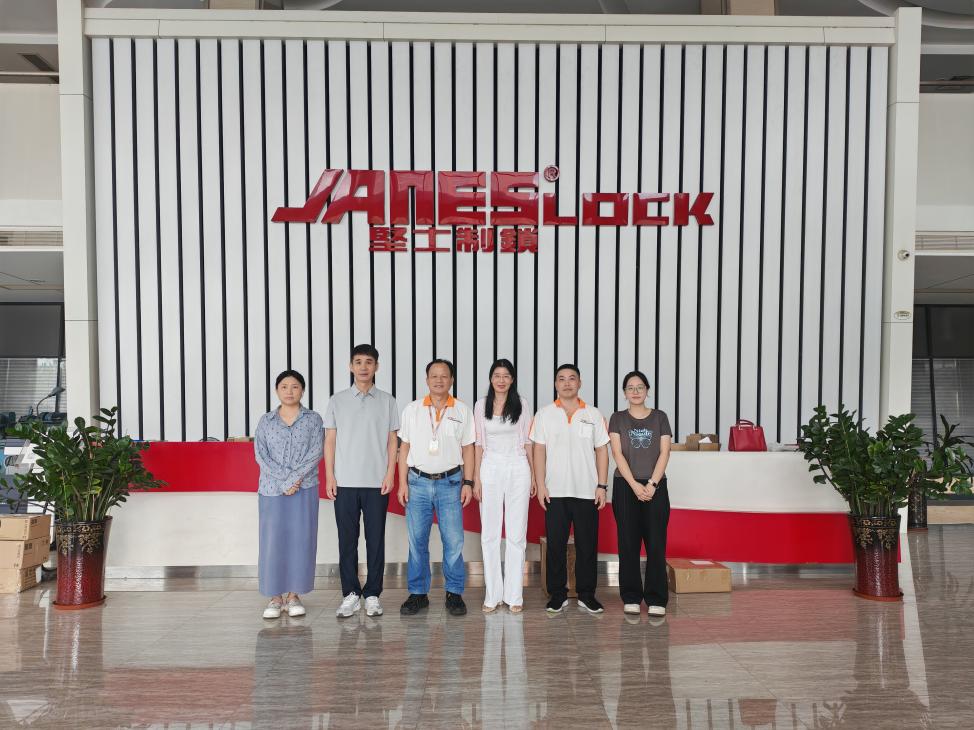 e40482ce-8d01-4200-a6b0-73673695d7c4