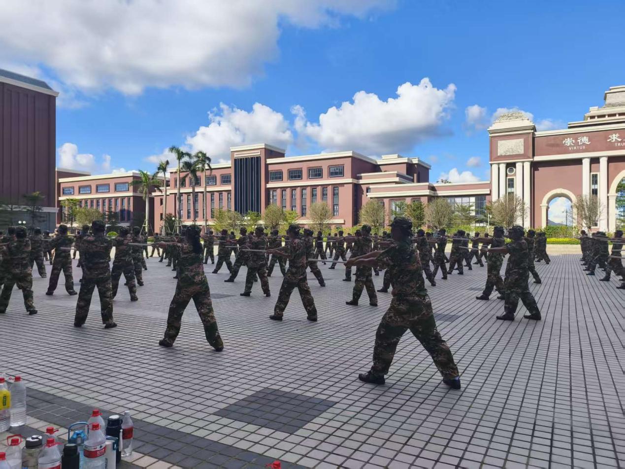 一群人站在建筑前

AI 生成的内容可能不正确。