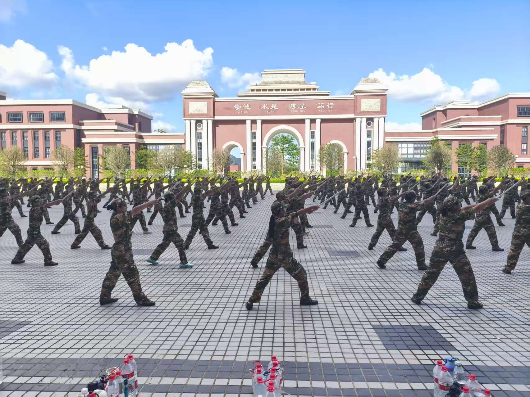 建筑前的广场上有许多人

AI 生成的内容可能不正确。