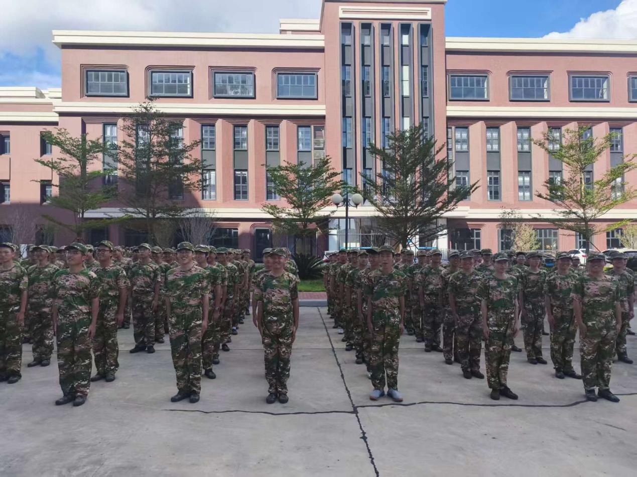 建筑前面有许多人

AI 生成的内容可能不正确。