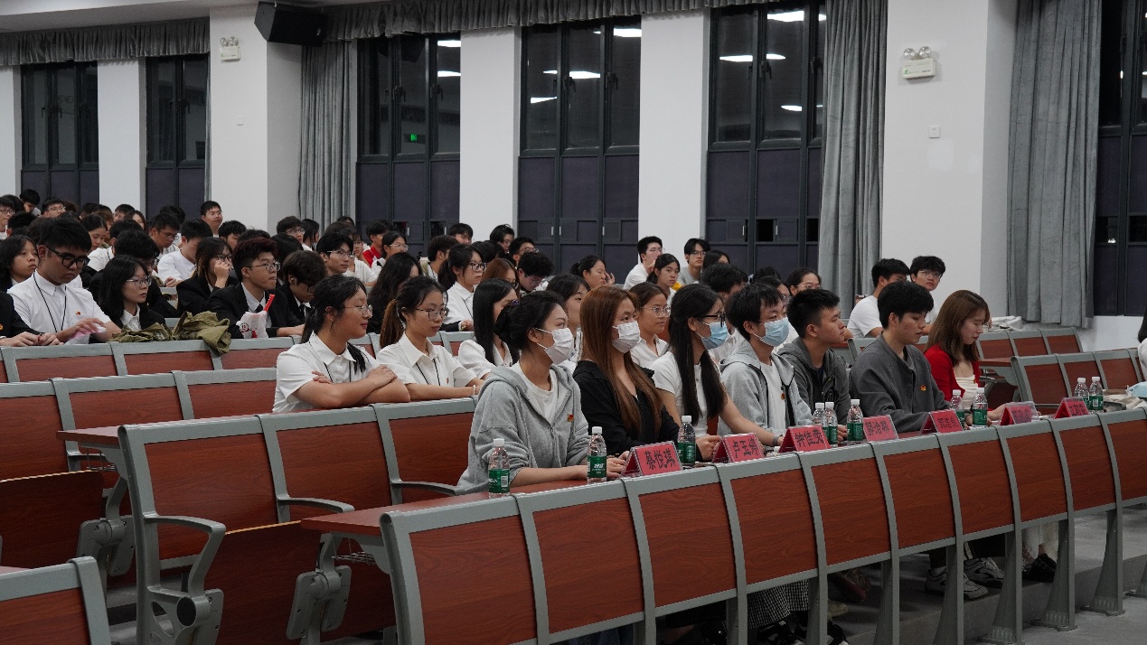 会议室里的人们

AI 生成的内容可能不正确。