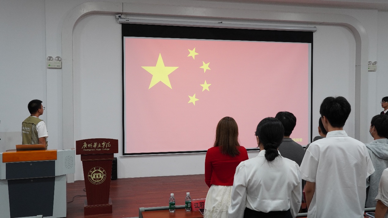 人们站在房间里

AI 生成的内容可能不正确。