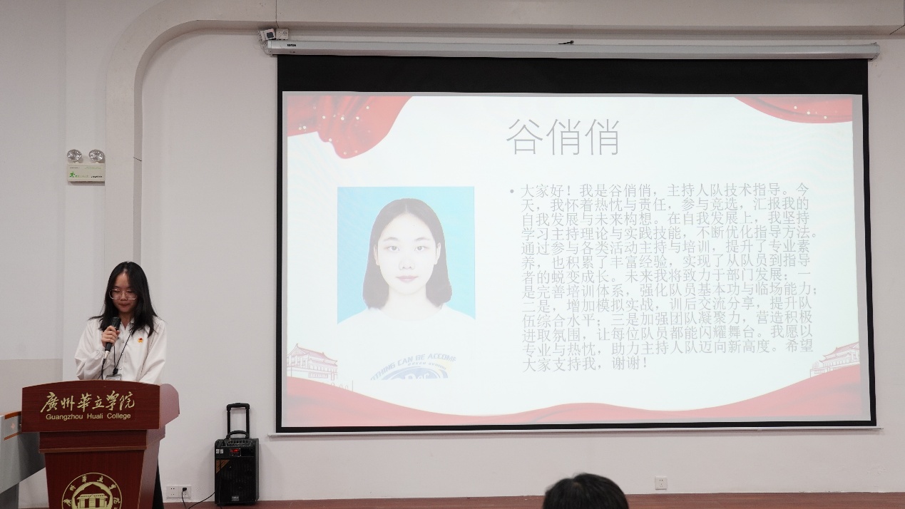 屏幕上有人

AI 生成的内容可能不正确。