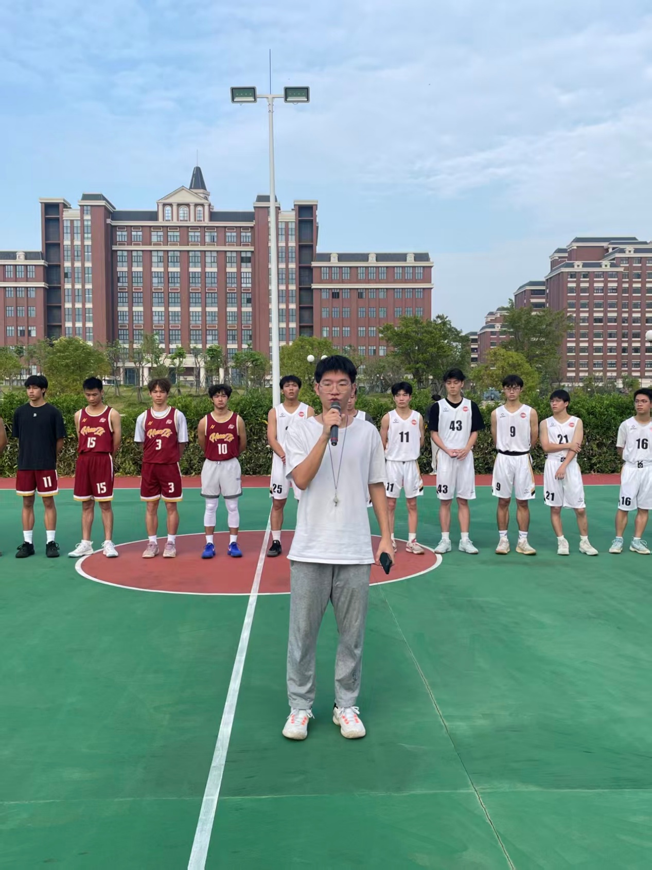 图片包含 运动, 体育, 草, 户外

AI 生成的内容可能不正确。