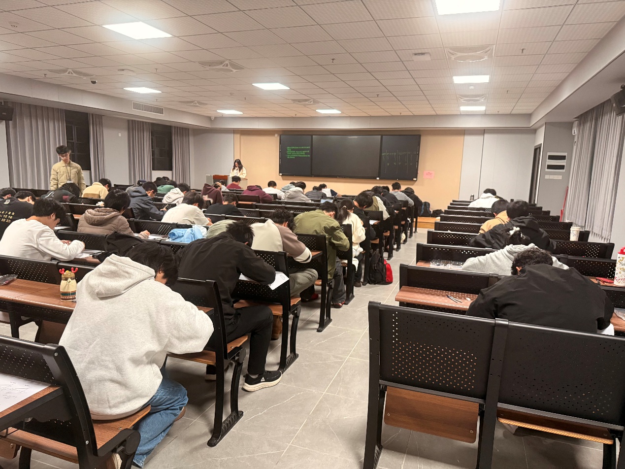 图片包含 室内, 天花板, 桌子, 房间

AI 生成的内容可能不正确。