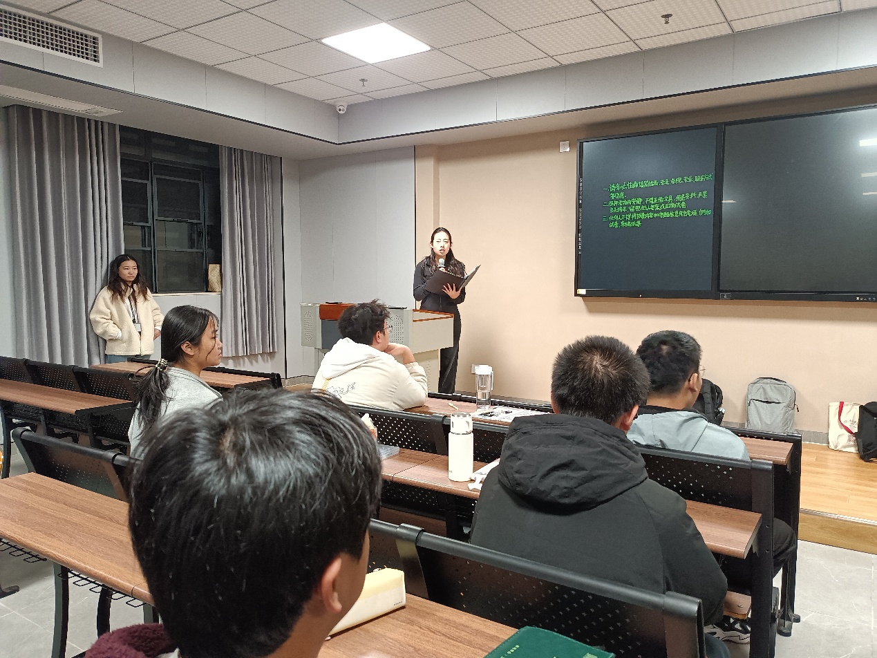 会议室里的人们

AI 生成的内容可能不正确。