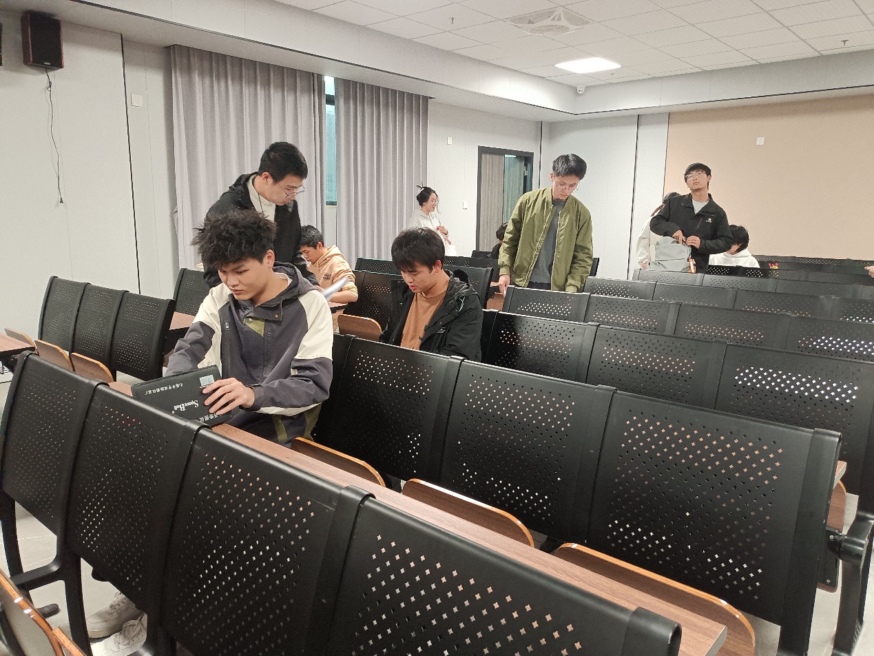 一群人站在椅子上

AI 生成的内容可能不正确。