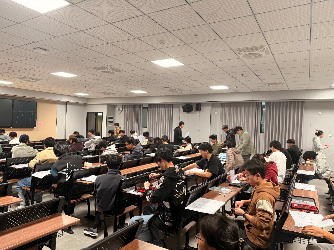 会议室里的人们

AI 生成的内容可能不正确。