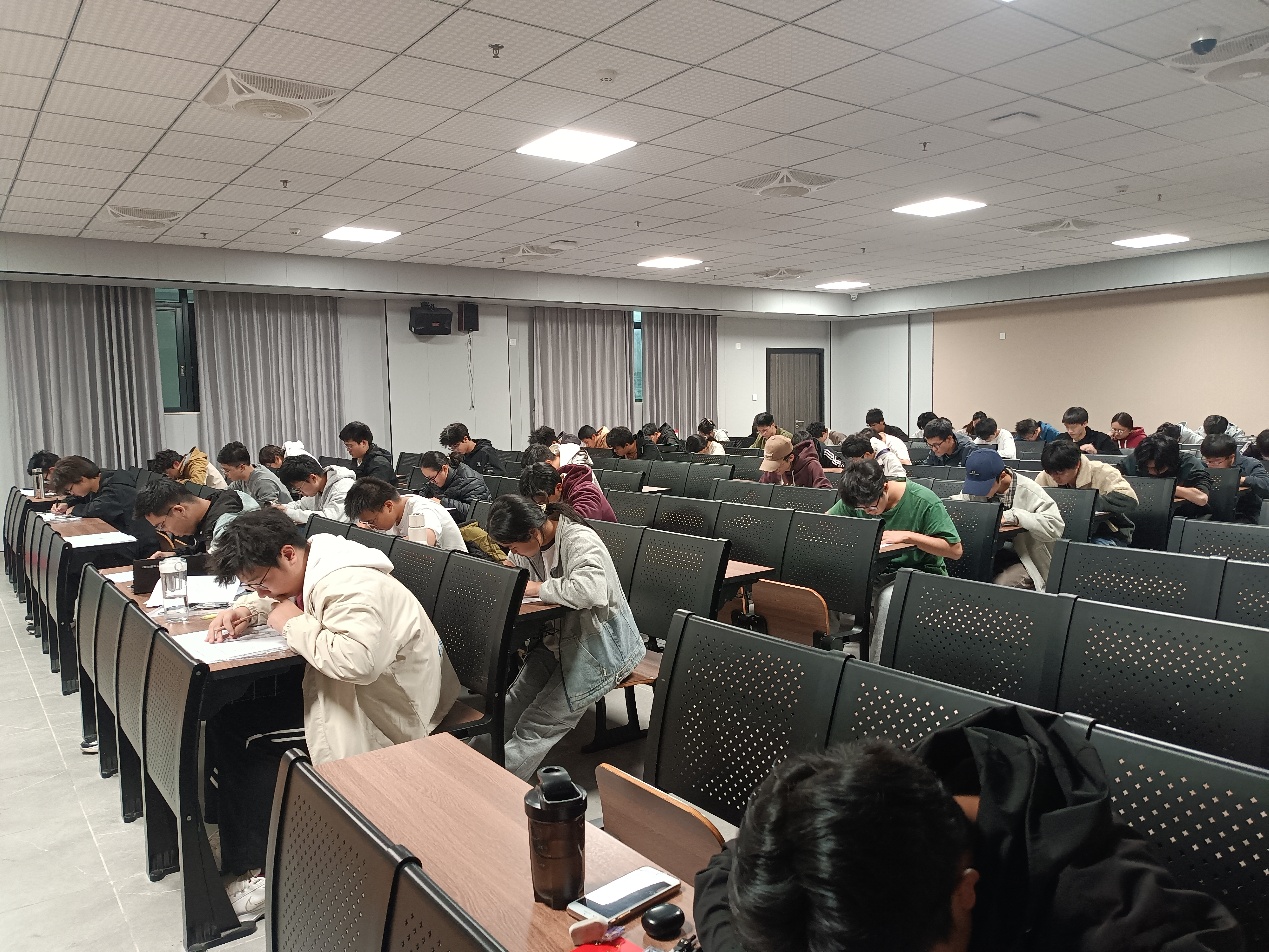 会议室里的人们

AI 生成的内容可能不正确。