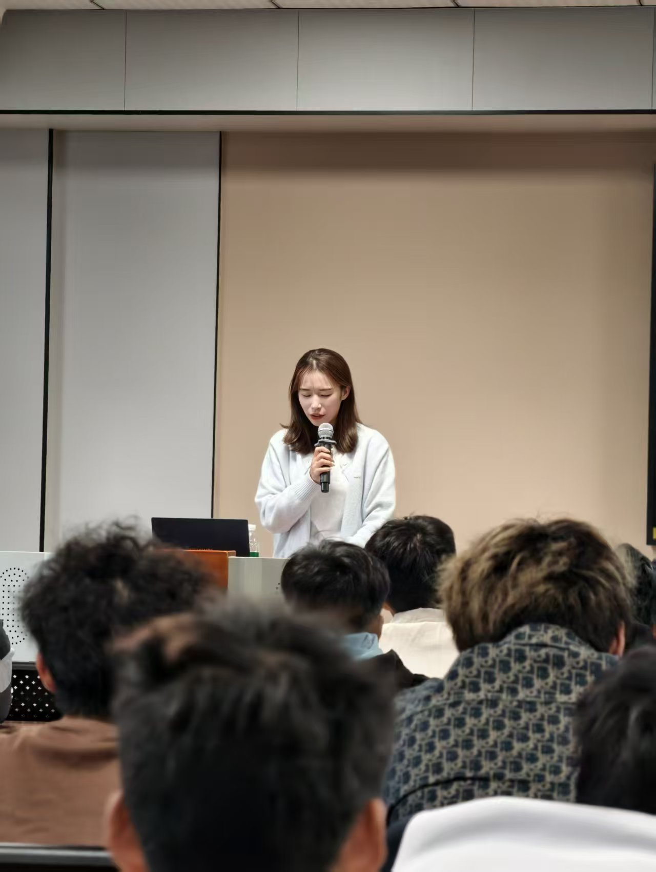 会议室里的人们
AI 生成的内容可能不正确。