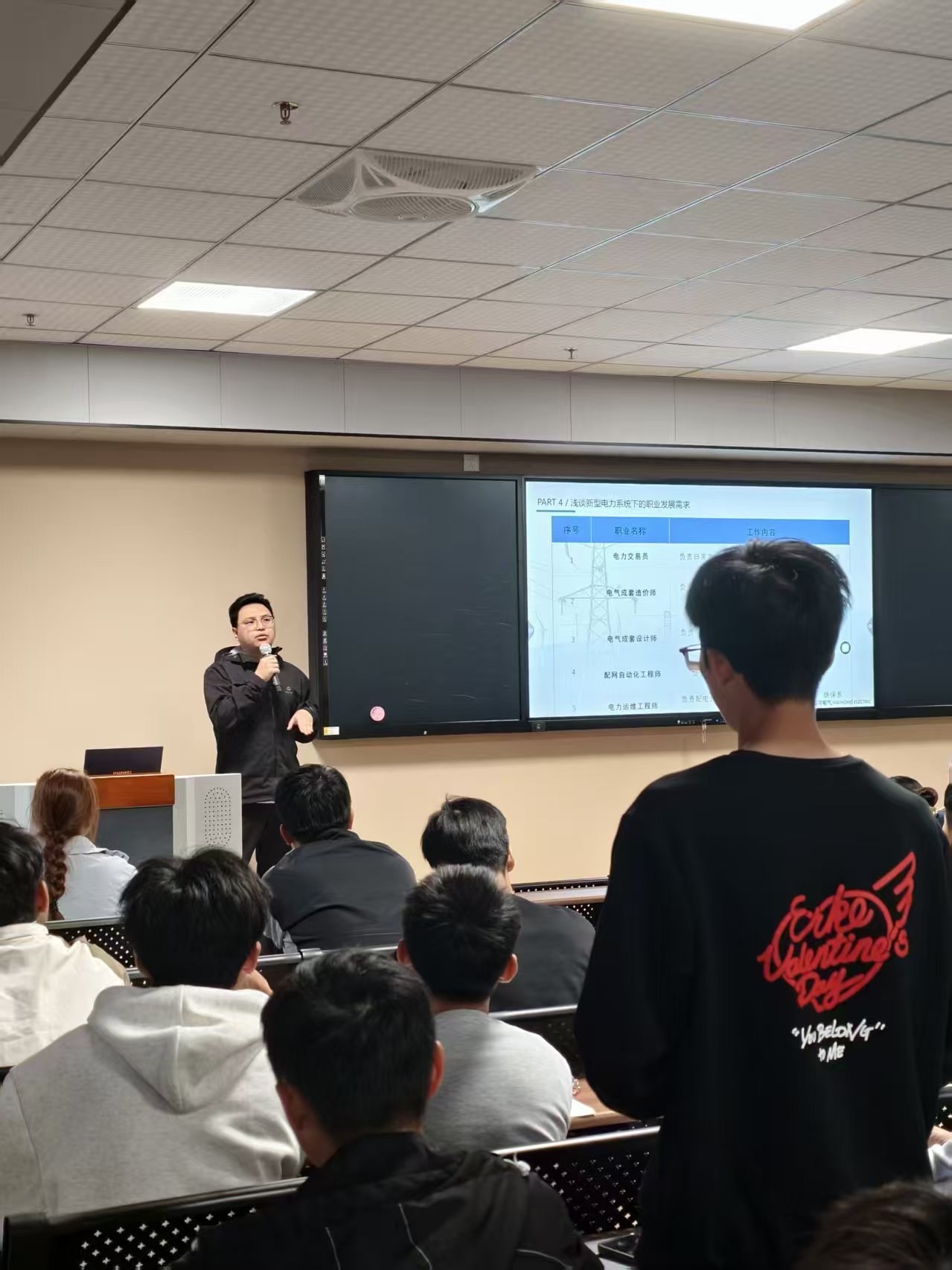 会议室里的人们
AI 生成的内容可能不正确。