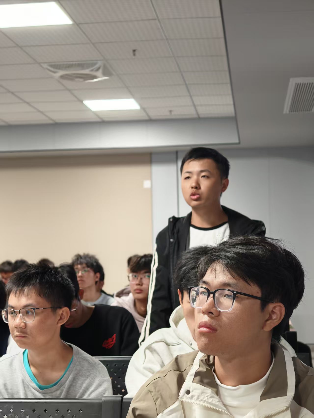 一群人在房间里
AI 生成的内容可能不正确。