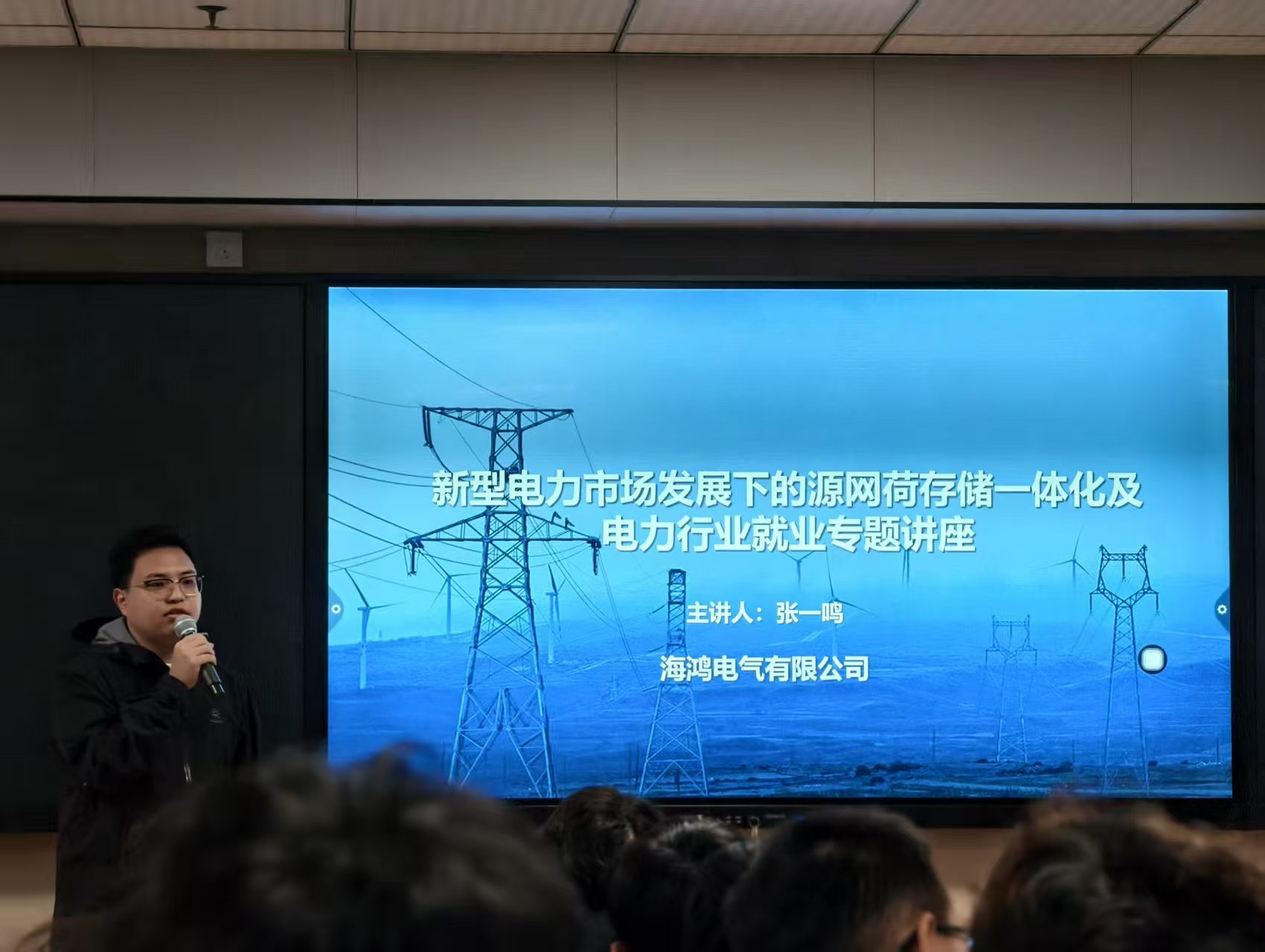 电视萤幕里有许多人
AI 生成的内容可能不正确。