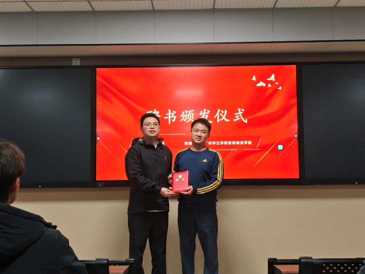 一些人站在电视前
AI 生成的内容可能不正确。