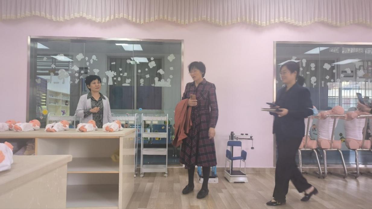 人们站在房间里
描述已自动生成