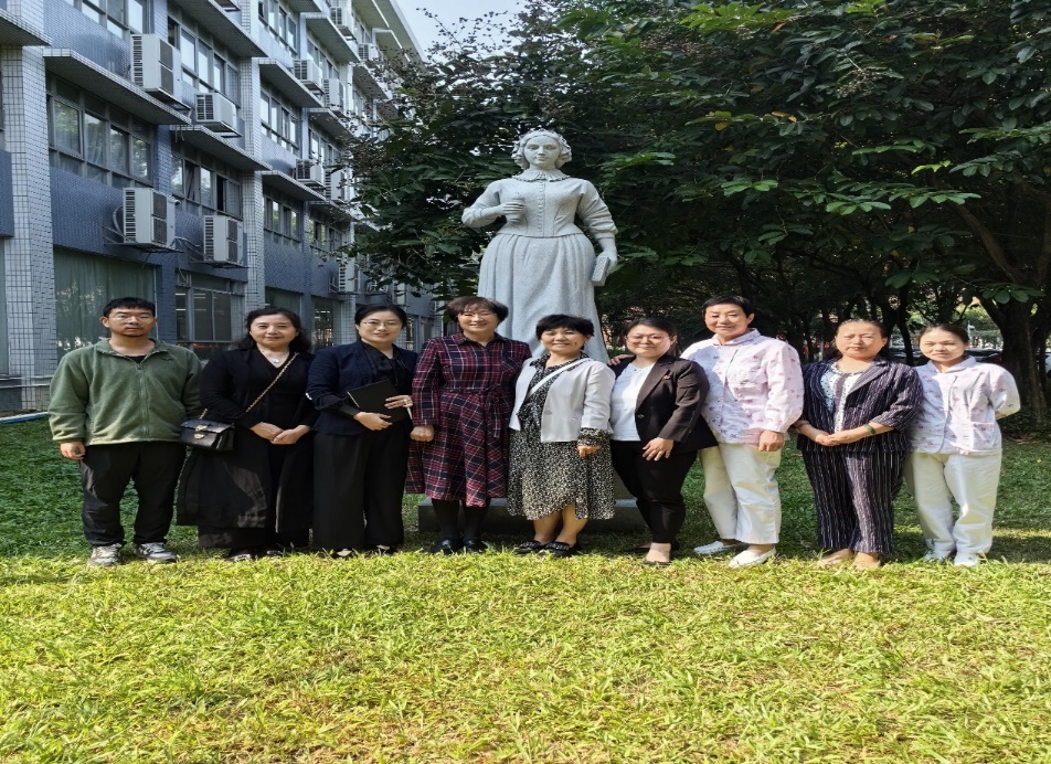 一群人站在草地上
描述已自动生成