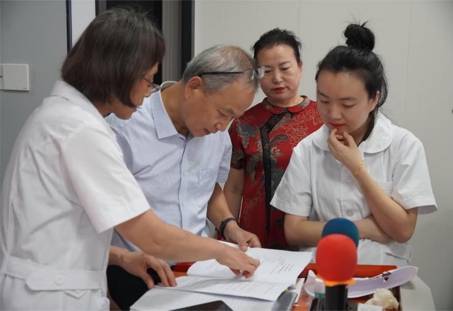 几个人在桌子上
中度可信度描述已自动生成