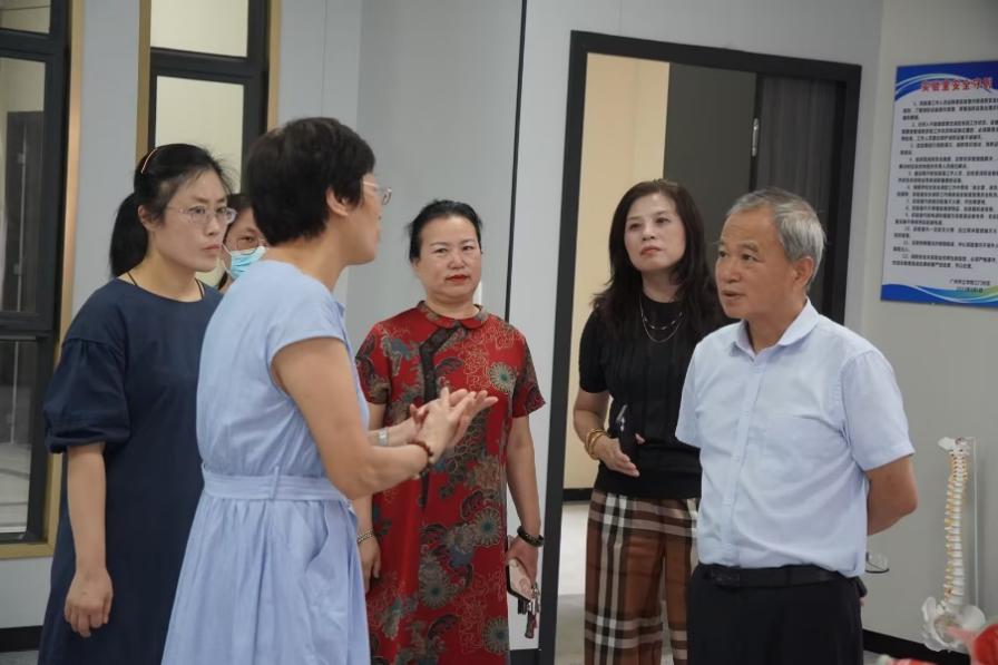 一群男人和女人站在房间里
中度可信度描述已自动生成