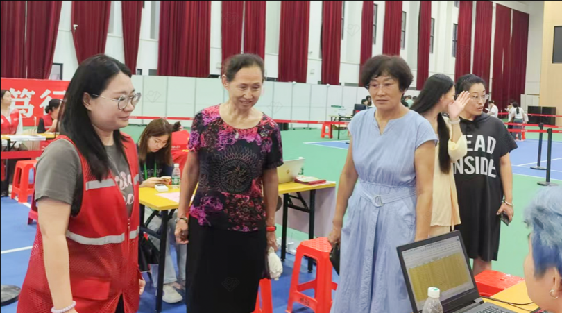 一群人站着
描述已自动生成