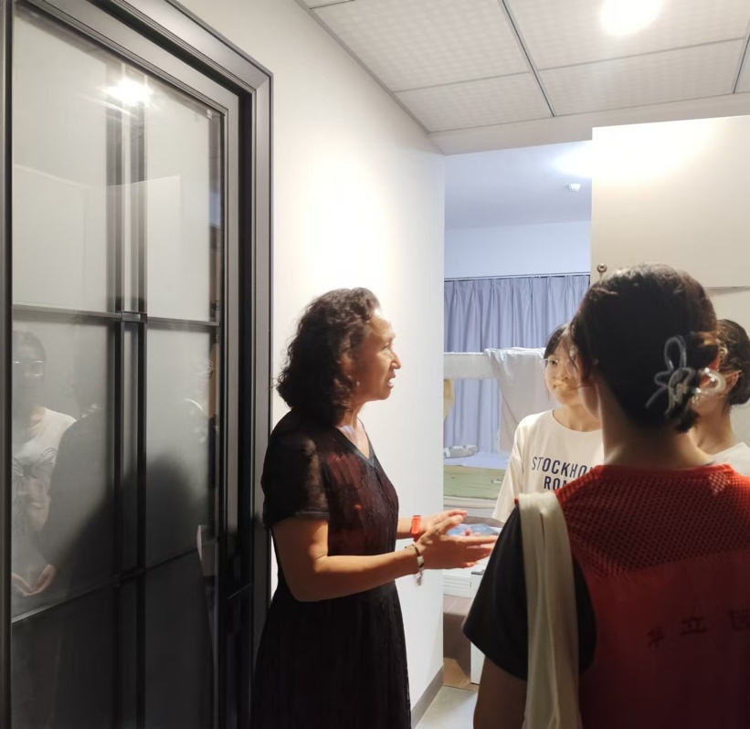 男人和女人站在镜子前
低可信度描述已自动生成