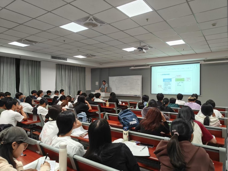 会议室里的人们
描述已自动生成