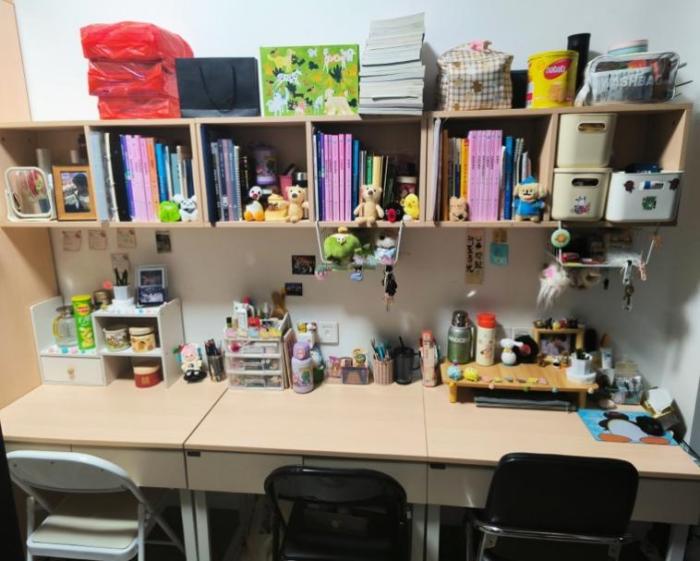 架子上放满了不同类型的电脑
描述已自动生成