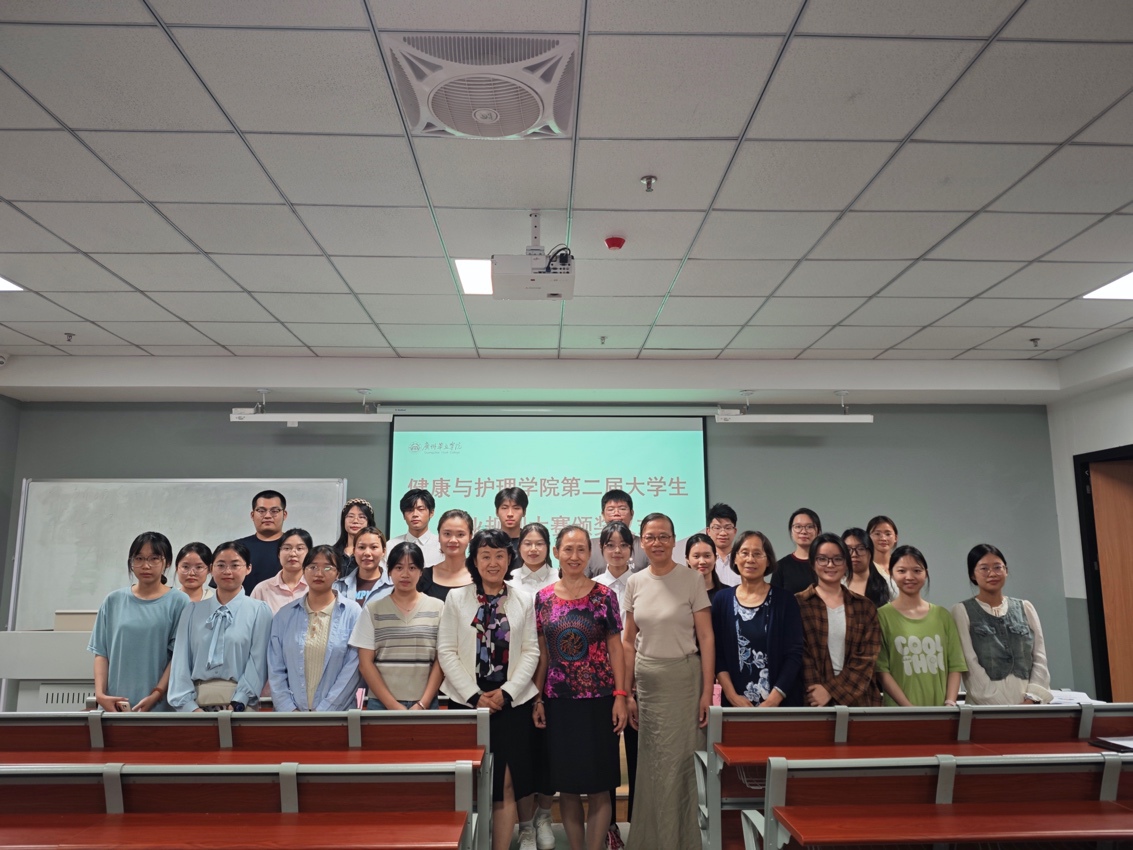 会议室里的人们
描述已自动生成