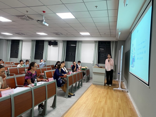 会议室里的人们
中度可信度描述已自动生成