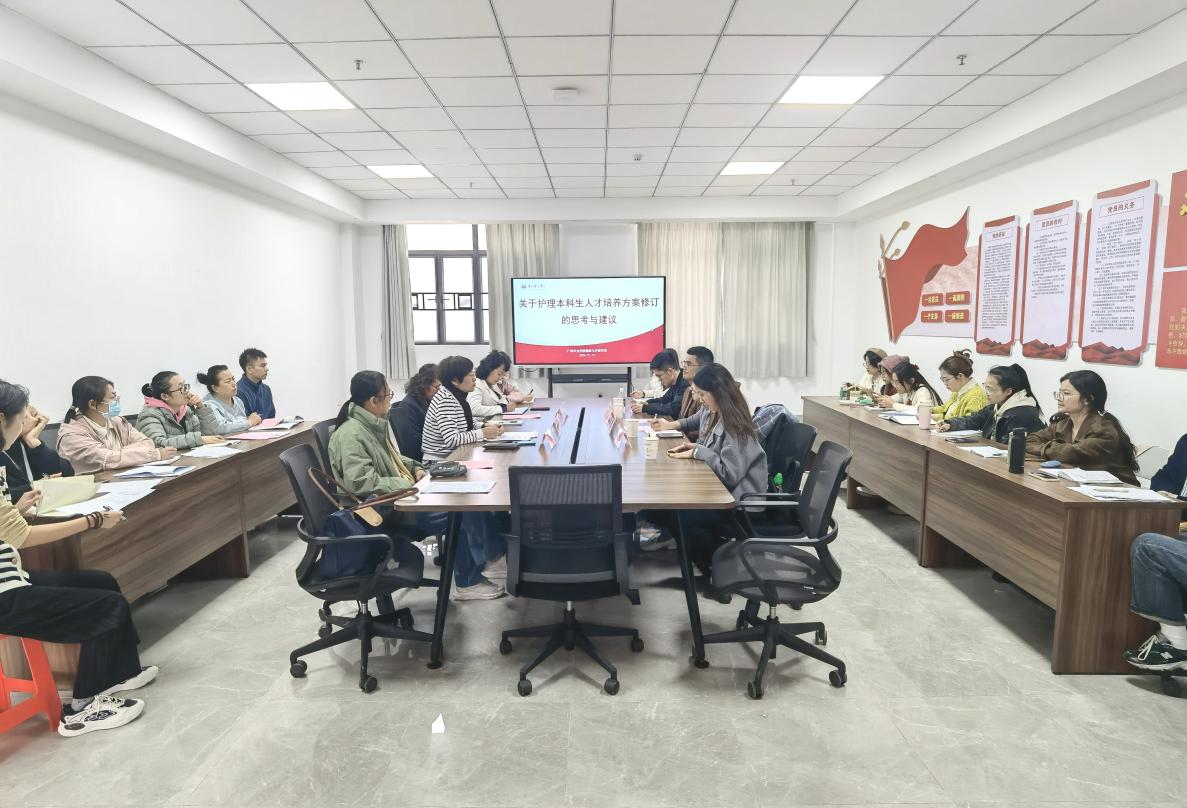 D:/广州华立学院科研秘书工作/2024.12.12 东莞市中医院主任讲座/东莞市中医院讲学照片(1)/新闻稿照片/与专家座谈.jpg与专家座谈