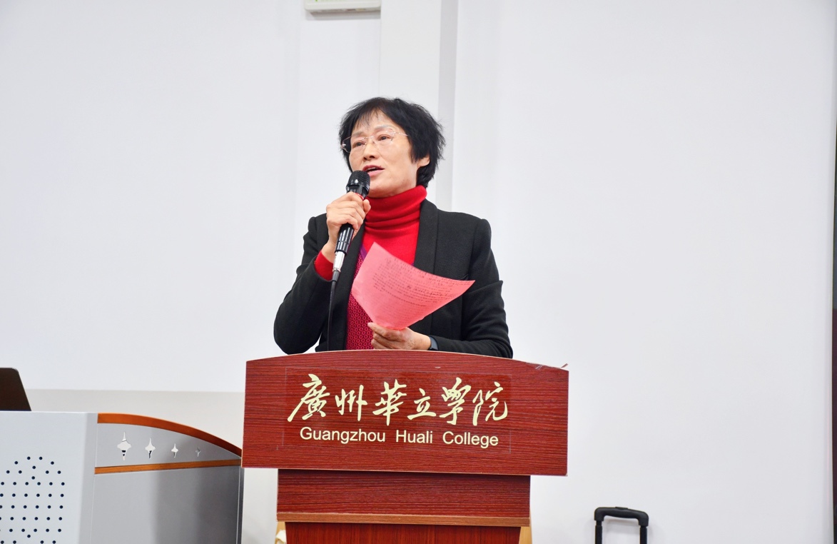 人拿着手机
中度可信度描述已自动生成