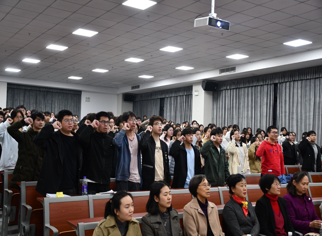 会议室里的人们
描述已自动生成