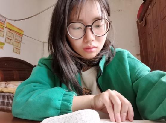 女人戴着眼镜
描述已自动生成