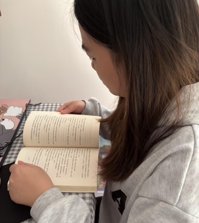 图片包含 人, 室内, 女人, 读
描述已自动生成