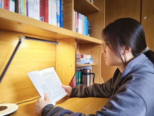 桌子上的图书馆
中度可信度描述已自动生成