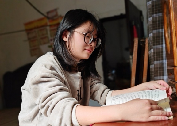 人戴着眼镜
中度可信度描述已自动生成