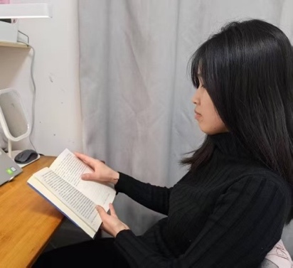 人拿着手机
中度可信度描述已自动生成