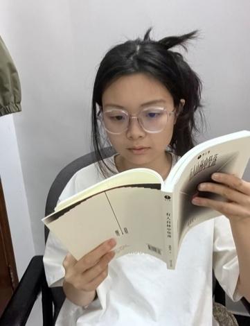 女人拿着杯子
中度可信度描述已自动生成