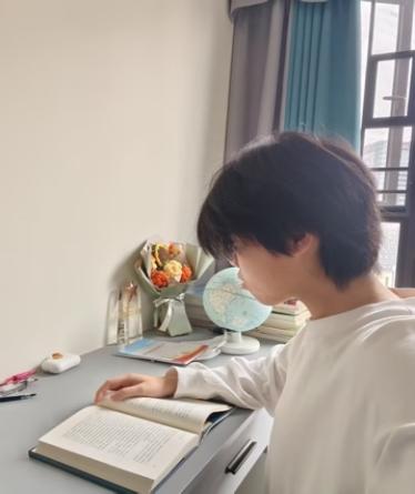 电脑前的人
中度可信度描述已自动生成