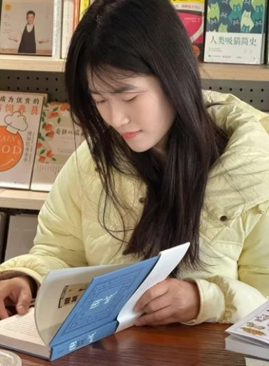 桌子上放着笔记本电脑的女人
描述已自动生成