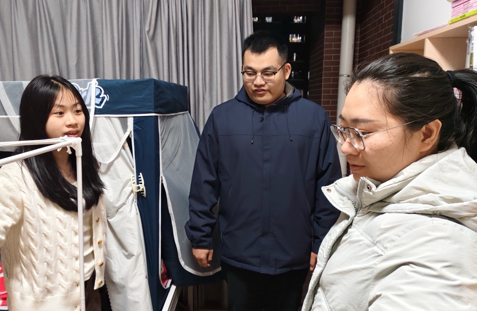 一群穿制服的人
中度可信度描述已自动生成