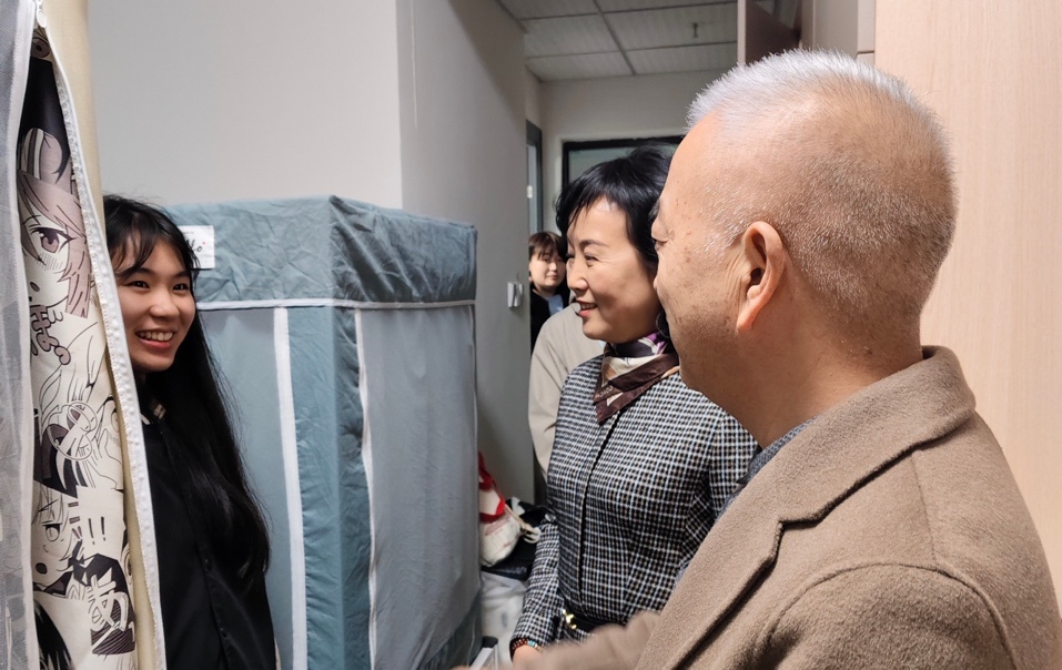 男人和女人的照片
中度可信度描述已自动生成