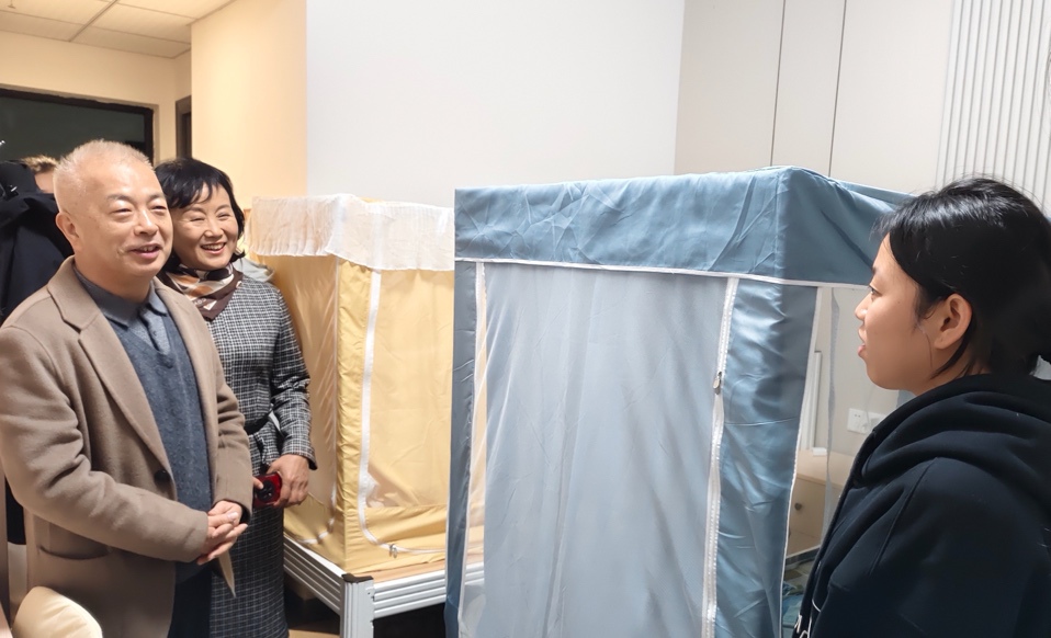 穿西装的男人站在一起
中度可信度描述已自动生成