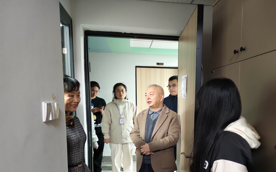 一群男人和女人站在镜子前
中度可信度描述已自动生成