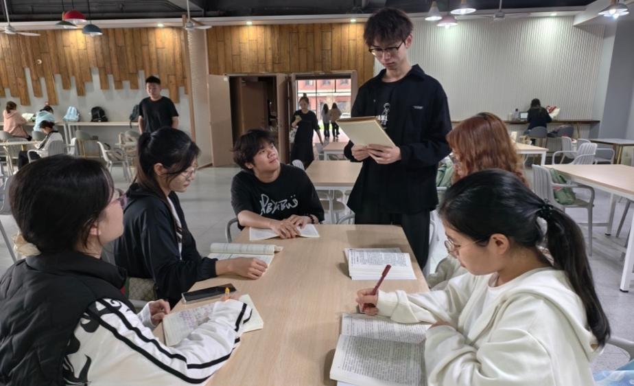 一群人在桌子边
描述已自动生成